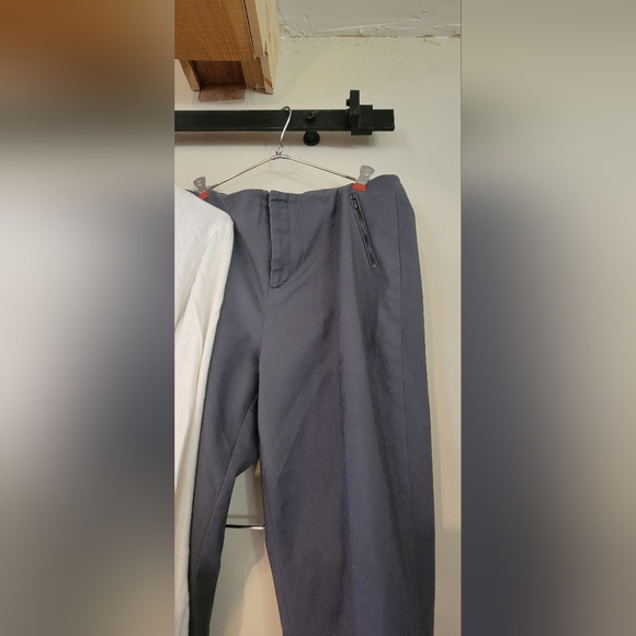 Women's slacks with sleeveless blouse - Picture 3 of 3